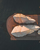 Luftaufnahme von Sydney Opera House bei Sonnenaufgang mit schönen Hafen und ikonischen Architektur, Sydney, Australien.