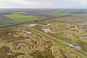 Luftaufnahme einer durch einen Höhenschutzwall geschützten landwirtschaftlichen Fläche, Niederlande.