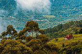 Luftaufnahme eines Hauses am Berghang, Munnar, Kerala, Indien, Asien
