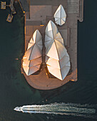 Luftaufnahme des Opernhauses von Sydney bei Sonnenaufgang mit schönen Spiegelungen im Wasser, Sydney, Australien.