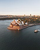 Luftaufnahme des Opernhauses von Sydney bei Sonnenaufgang mit schönen Reflexionen im Hafen, Sydney, Australien.