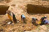Luftaufnahme von Arbeitern auf einer Baustelle, die ungelernte Arbeit verrichten, Ahmedabad, Gujarat, Indien