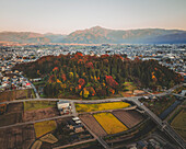 Luftaufnahme der Burg Echizen-Ono bei Sonnenuntergang während der Koyo-Saison, Fukui, Japan.