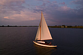 Earnewald, Niederlande - 20. Juli 2022: Luftaufnahme von ruhigen Segelbooten auf einem stillen See bei Sonnenuntergang, Earnewald, Niederlande.