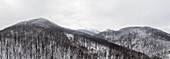 Panoramablick auf das schneebedeckte Zumberal-Gebirge, Kroatien.