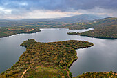 Luftaufnahme von Albufeira da Barragem do Azibo, Santa Combinha, Portugal.
