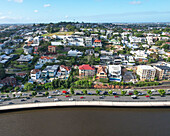 Luftaufnahme des schönen Stadtteils Hamilton mit Brisbane River und Kingsford Smith Drive, Brisbane, Queensland, Australien