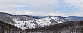 Panoramablick aus der Luft auf die Dörfer im Zumberak-Gebirge im Winter, Kroatien.