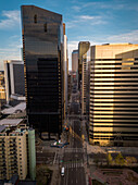 Luftaufnahme von Gebäuden und leeren Straßen in der Innenstadt von Denver während der Quarantäne im Mai 2020, Denver, Colorado.
