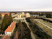 Lednice, Tschechische Republik - 4. Dezember 2021: Luftaufnahme von Statni Lednice, einem Ort mit Garten aus dem 19. Jahrhundert, Lednice, Tschechische Republik.