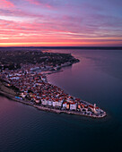 Luftaufnahme des mittelalterlichen Dorfes an der Adria bei Sonnenuntergang, Piran, Slowenien.
