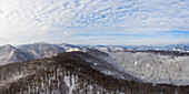 Panoramablick auf das schneebedeckte Zumberal-Gebirge, Kroatien.