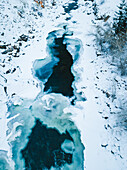 Luftaufnahme eines zugefrorenen Sees im Schneewald in der Nähe von Denver, Colorado, USA.