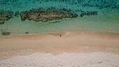 Luftaufnahme eines tropischen Paradiesstrandes mit klarem Wasser und unberührter Küste, Le Morne Brabant, Mauritius.