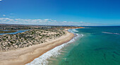 Luftaufnahme des schönen Port Noarlunga Beach mit Sandstrand und blauem Meer, Port Noarlunga, Australien.