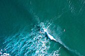Luftaufnahme von Surfern in Aktion am Cape Byron, Byron Bay, New South Wales, Australien.