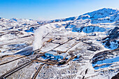 Luftaufnahme einer Industrie inmitten der Berge, Südliche Halbinsel, Island.