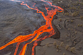 Luftaufnahme von oben, wie Lava den Vulkan Cumbre Vieja hinunterfließt, ein Vulkan während eines Ausbruchs in der Nähe der Stadt El Paraiso, Las Manchas, Insel La Palma, Kanarische Inseln, Spanien