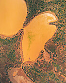 Luftaufnahme von halbtrockenen Seen mit schönen Mustern in einer ruhigen Landschaft, MacLeod, Australien.