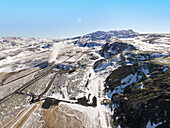 Luftaufnahme einer Industrie inmitten der Berge, Südliche Halbinsel, Island.