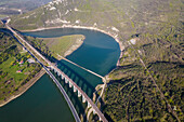 Drohnenansicht der Brücke über den Tsonevo-Damm und den Fluss, Asparukhovo, Varna, Bulgarien.