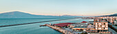 Panoramablick auf einen wunderschönen Sonnenuntergang am Hafen von Patras, Griechenland
