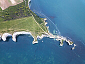 Luftaufnahme des ikonischen Wahrzeichens Old Harry Rocks und seiner weißen Kreidefelsen in Studland, Dorset, Vereinigtes Königreich