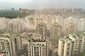 Luftaufnahme des Noida-Zwillingsturms während des Abrisses, Noida, Indien.