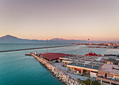 Luftaufnahme eines wunderschönen Sonnenuntergangs am Hafen von Patras, Griechenland