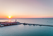 Luftaufnahme des wunderschönen Sonnenuntergangs am Yachthafen in Patras, Griechenland