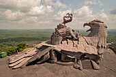 Luftaufnahme des Jatayu-Felsens, einer adlerförmigen Statue auf dem Gipfel eines Hügels in Chadayamangalam, Nilamel, Kerala, Indien.