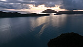 Luftaufnahme einer schönen tropischen Bucht bei Sonnenuntergang mit Inseln und ruhigem Wasser, Angra dos Reis, Brasilien.