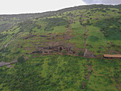 Luftaufnahme der Bhaje-Höhlen an einem bewölkten Tag in der Stadt Lonavala im Bundesstaat Maharashtra in Indien.