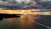 Luftaufnahme einer schönen tropischen Insel bei Sonnenaufgang mit ruhigen Meereswellen und Wolken, Zentral-Fidschi.