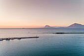 Luftaufnahme des wunderschönen Sonnenuntergangs vom Yachthafen in Patras, Griechenland