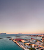 Luftaufnahme eines wunderschönen Sonnenuntergangs am Hafen von Patras, Griechenland