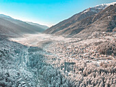 Frühmorgendliche Luftaufnahme der schneebedeckten Stadt Manali im Bundesstaat Himachal Pradesh im Norden Indiens.