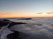 Aerial Snowy Misty Mountain View Above Clouds Before Sunrise, Peeshti Berggipfel im Winter, Valevtsi, Gabrovo, Bulgarien