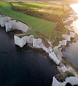 Luftaufnahme von Old Harry Rocks und der zerklüfteten Küstenlinie bei Sonnenaufgang, Swanage, Dorset, Vereinigtes Königreich.