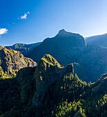Panoramablick aus der Vogelperspektive auf eine schöne Berglandschaft bei Sonnenuntergang, La Possession, Saint Denis, Reunion.