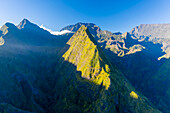 Panoramablick aus der Vogelperspektive auf eine schöne Berglandschaft bei Sonnenuntergang, La Possession, Saint Denis, Reunion.
