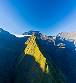 Panoramablick aus der Vogelperspektive auf eine schöne Berglandschaft bei Sonnenuntergang, La Possession, Saint Denis, Reunion.