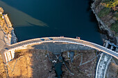 Luftaufnahme der Barrage de Robertville, eines Staudamms, der das Wasser des Robertville-Sees in Waimes, Lüttich, Belgien, aufhält