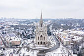 Luftaufnahme der Kirche Unserer Lieben Frau von Laeken (Notre Dame de Laeken) zur Winterzeit, Brüssel, Belgien.