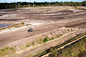 Luftaufnahme des Mesa Motocross Park mit Dirt Track und Fahrern in Aktion, Fellsmere, Vereinigte Staaten.