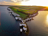 Luftaufnahme von Old Harry Rocks mit zerklüfteten Klippen und ruhigem Meer, Swanage, Dorset, Vereinigtes Königreich.