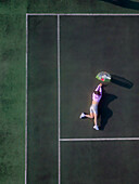 Luftaufnahme eines dynamischen Tennismatches mit Spielern in Aktion auf einem grünen Platz, Hove, England.