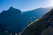 Panoramablick aus der Vogelperspektive auf eine schöne Berglandschaft bei Sonnenuntergang, La Possession, Saint Denis, Reunion.