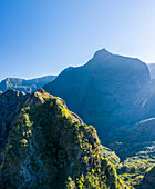 Panoramablick aus der Vogelperspektive auf eine schöne Berglandschaft bei Sonnenuntergang, La Possession, Saint Denis, Reunion.