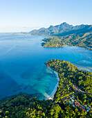 Panoramablick aus der Vogelperspektive auf die endlose Küstenlinie bei Anse a La Mouche, Anse Boileau, Seychellen.